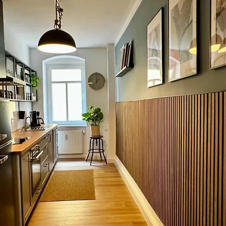 Noy'z In Der Belebten Neustadt