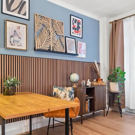 Noy'z In Der Belebten Neustadt *