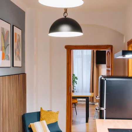 Noy'z In Der Belebten Neustadt