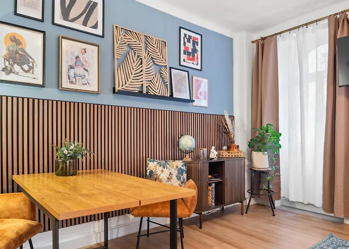 Noy'z In Der Belebten Neustadt *